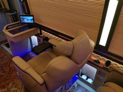 豐田考斯特豪華接待車 改裝中網大尾翼與商務秘書服務的價值解析